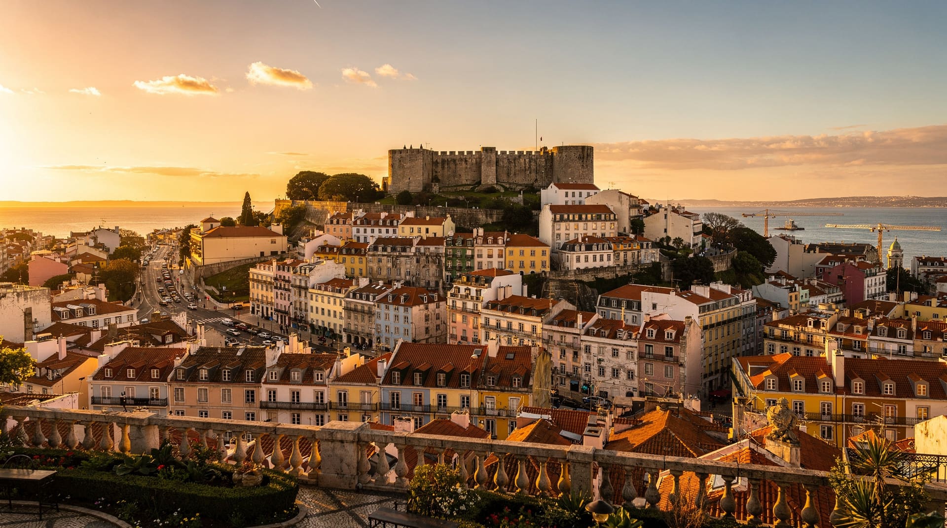 Miradouro de São Pedro de Alcântara — Bairro Alto's castle view